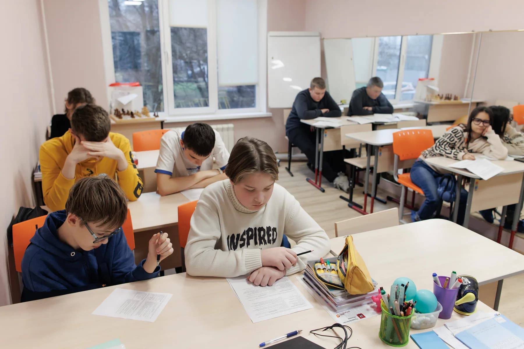 Школьники выполняют задания на занятии