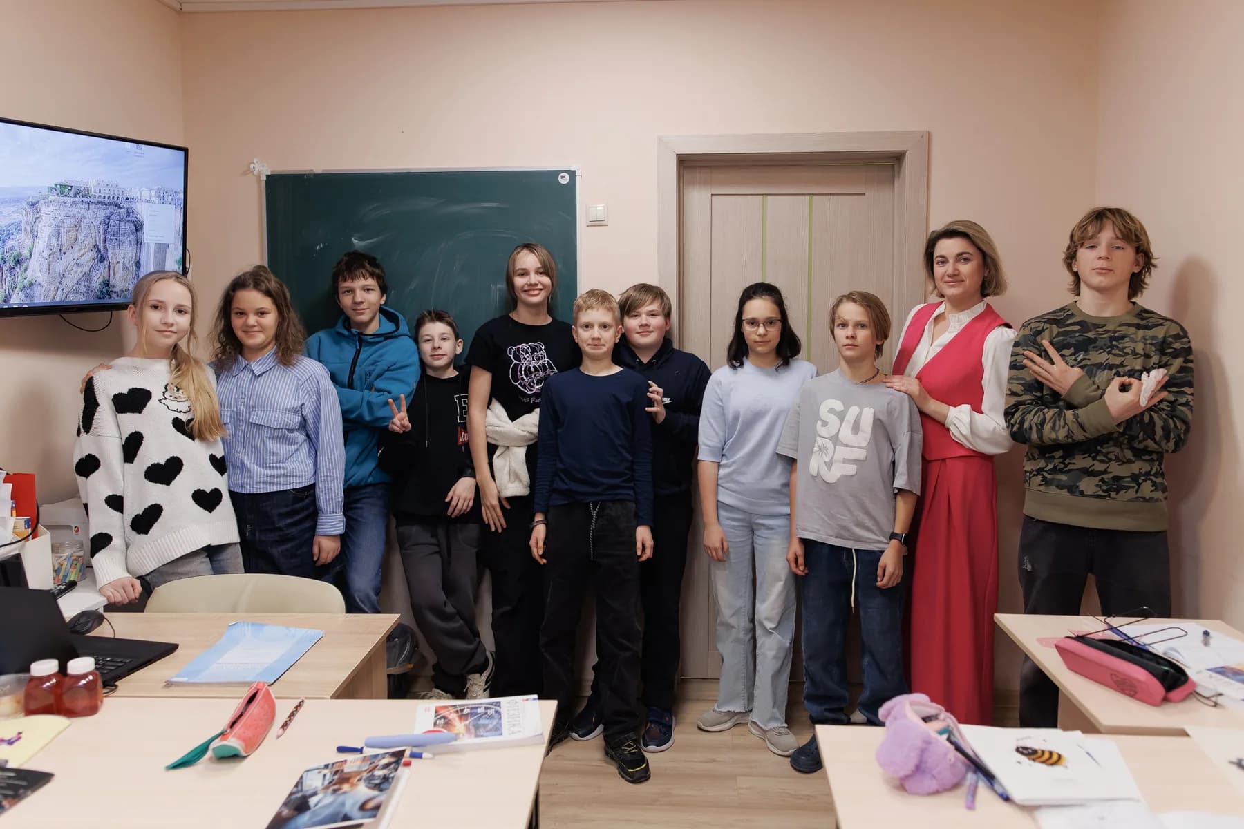 Группа учеников вместе с педагогом